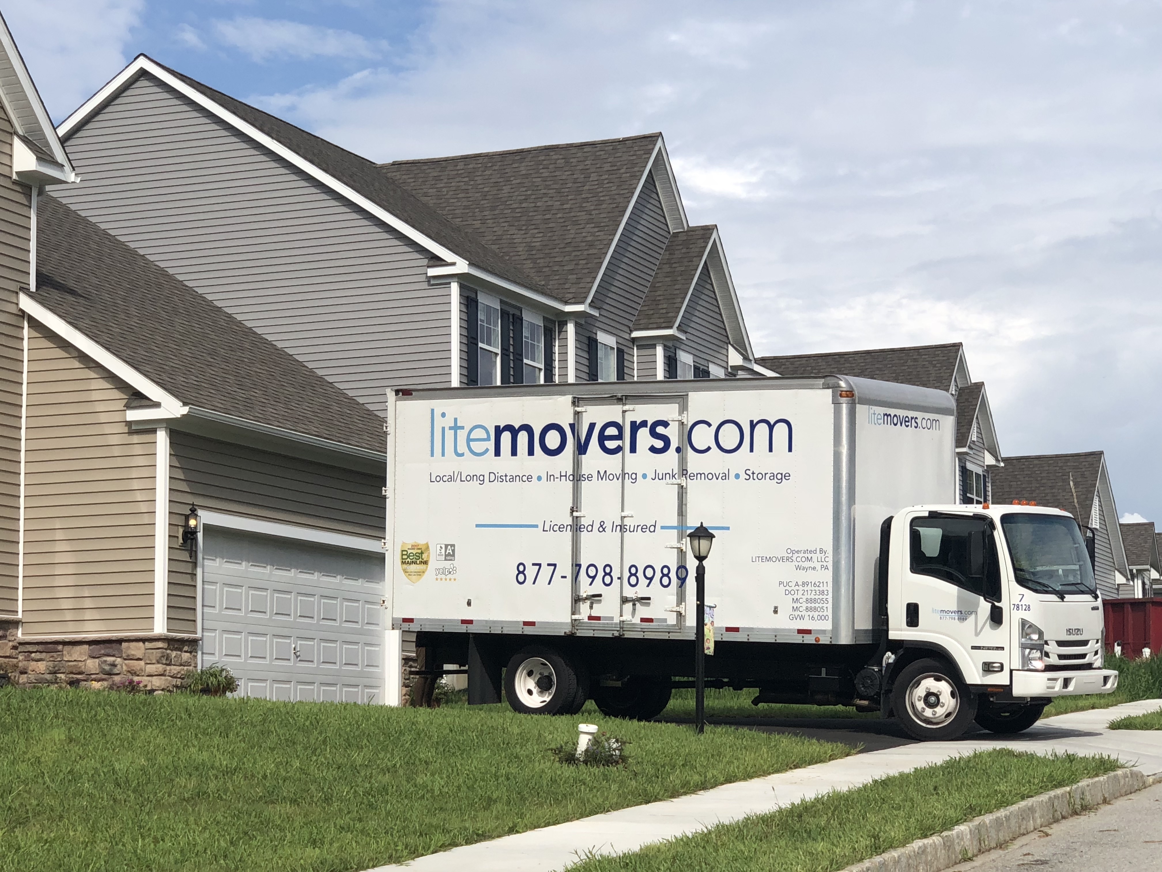 LiteMovers moving truck at a Thorndale PA home on move day